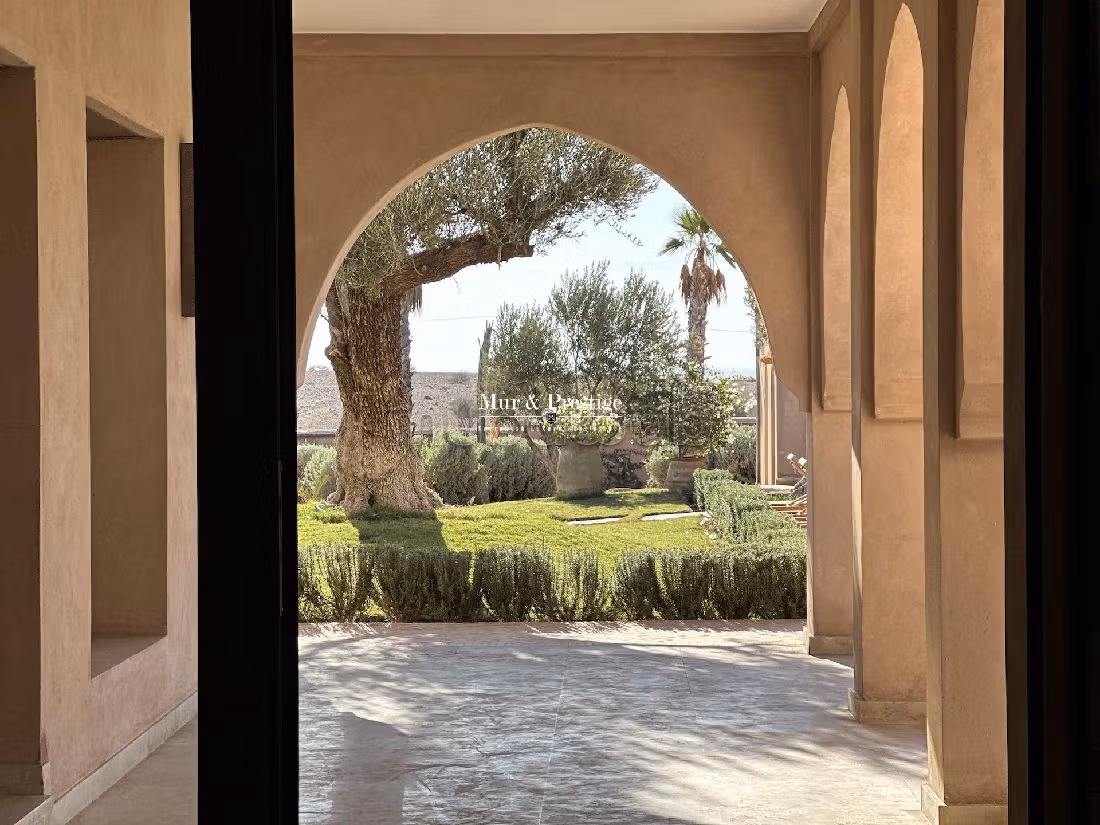 منزل فخم للبيع بمراكش. المساحة الإجمالية 1200 م². مفروشة