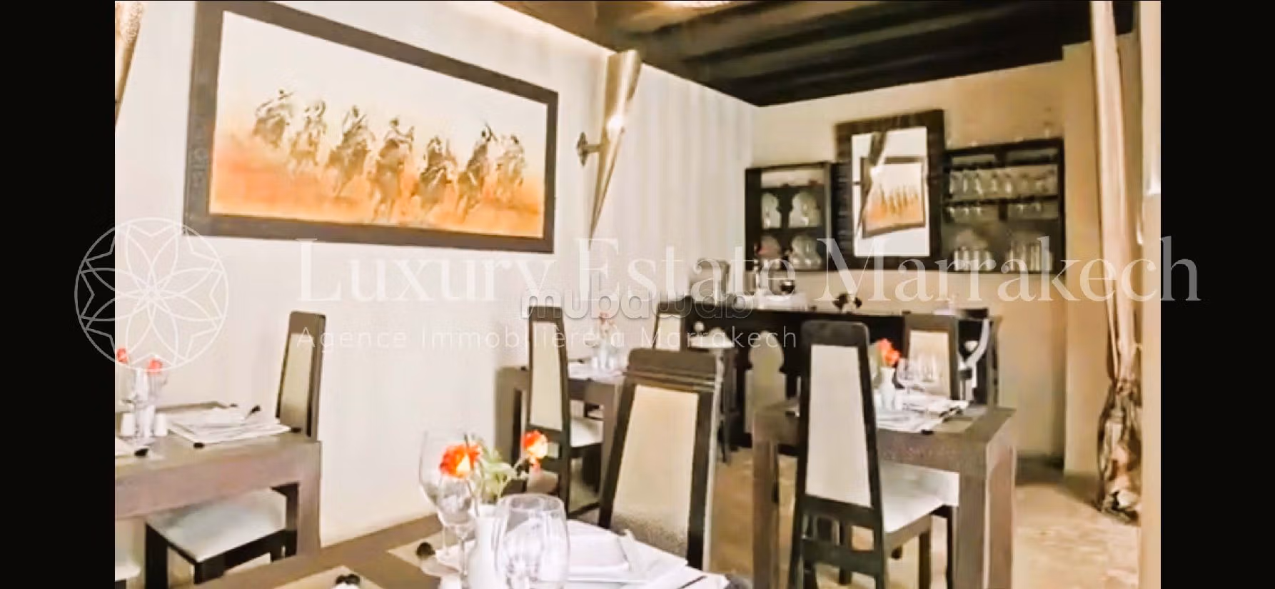 Superb riad for sale in Rahba Kedima. Small area 350 m². Usable fireplace, Large swimming pool. 