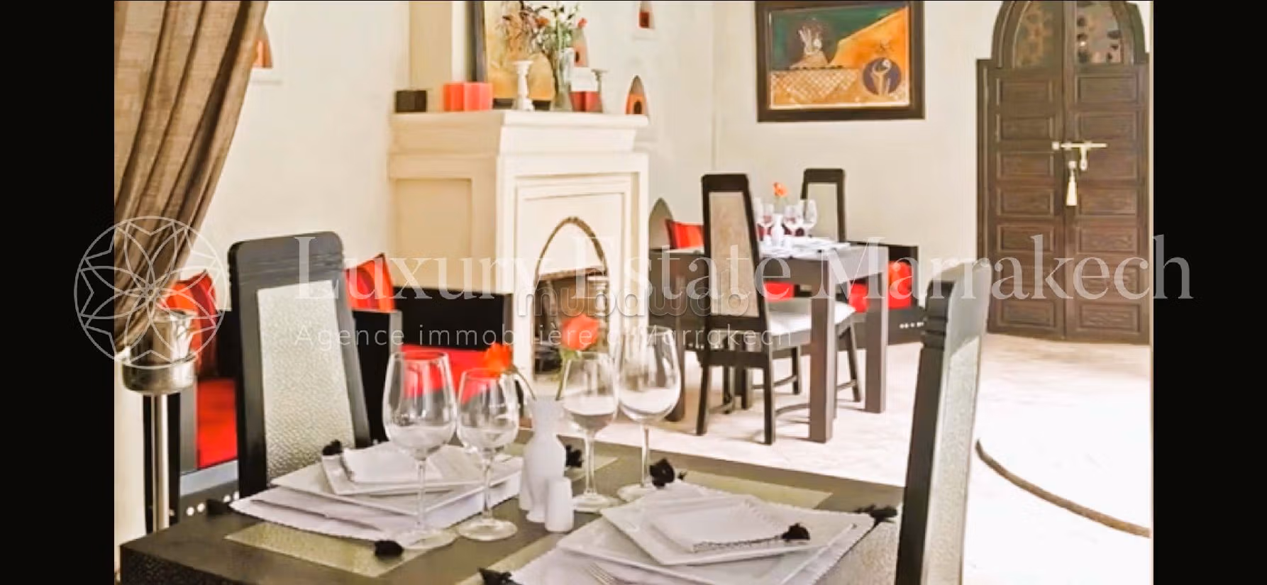 Superb riad for sale in Rahba Kedima. Small area 350 m². Usable fireplace, Large swimming pool. 