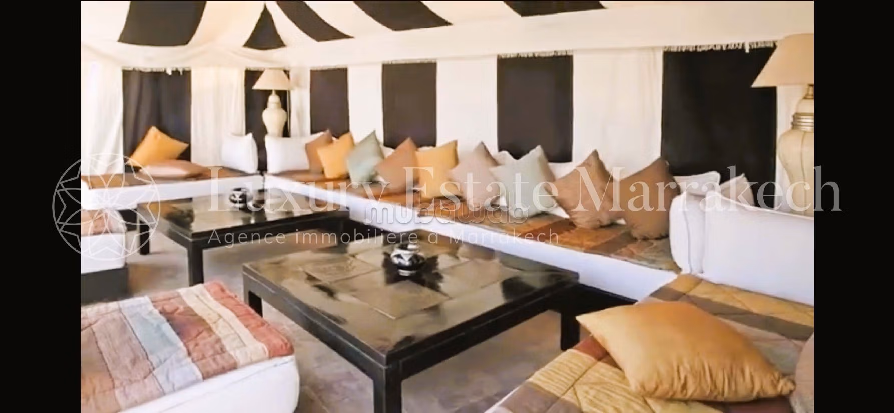 Superb riad for sale in Rahba Kedima. Small area 350 m². Usable fireplace, Large swimming pool. 