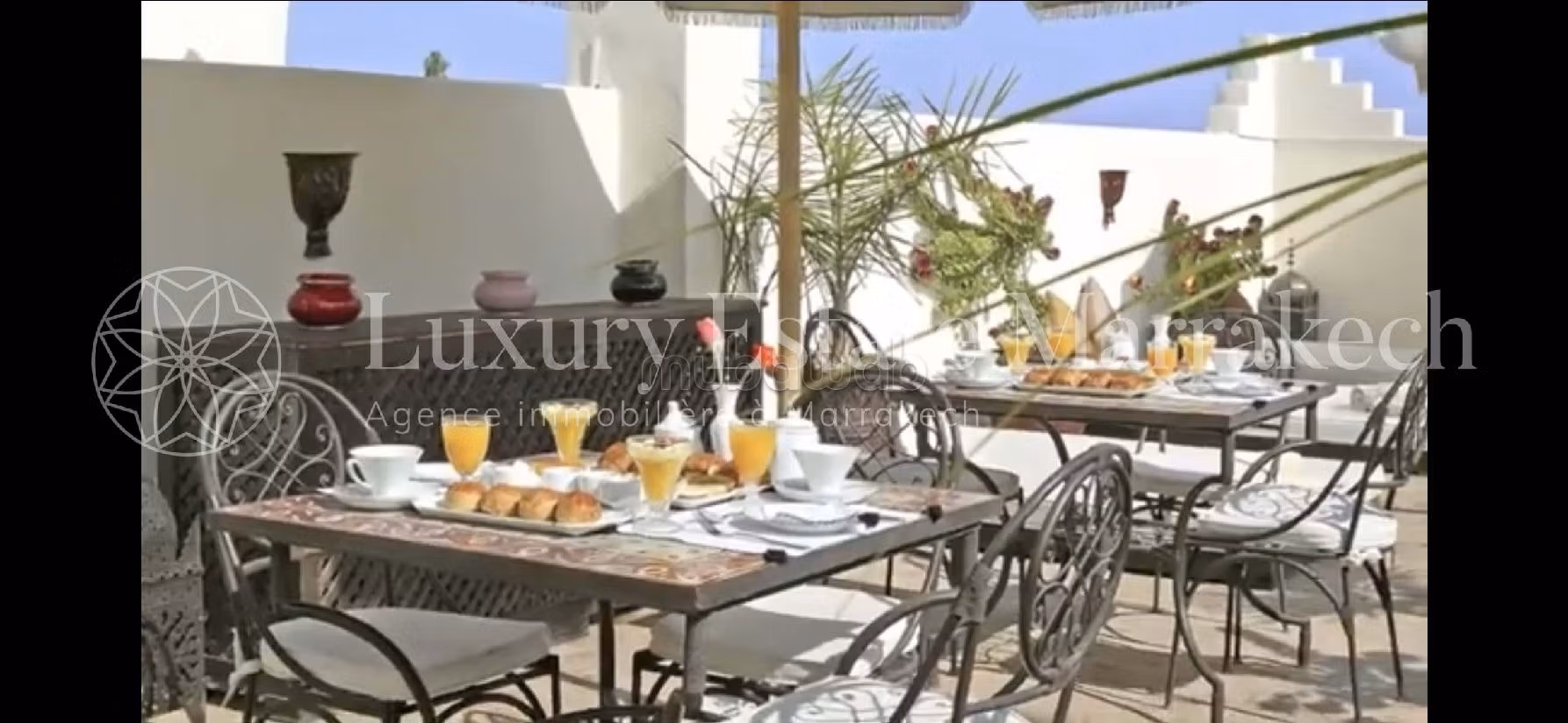 Superb riad for sale in Rahba Kedima. Small area 350 m². Usable fireplace, Large swimming pool. 