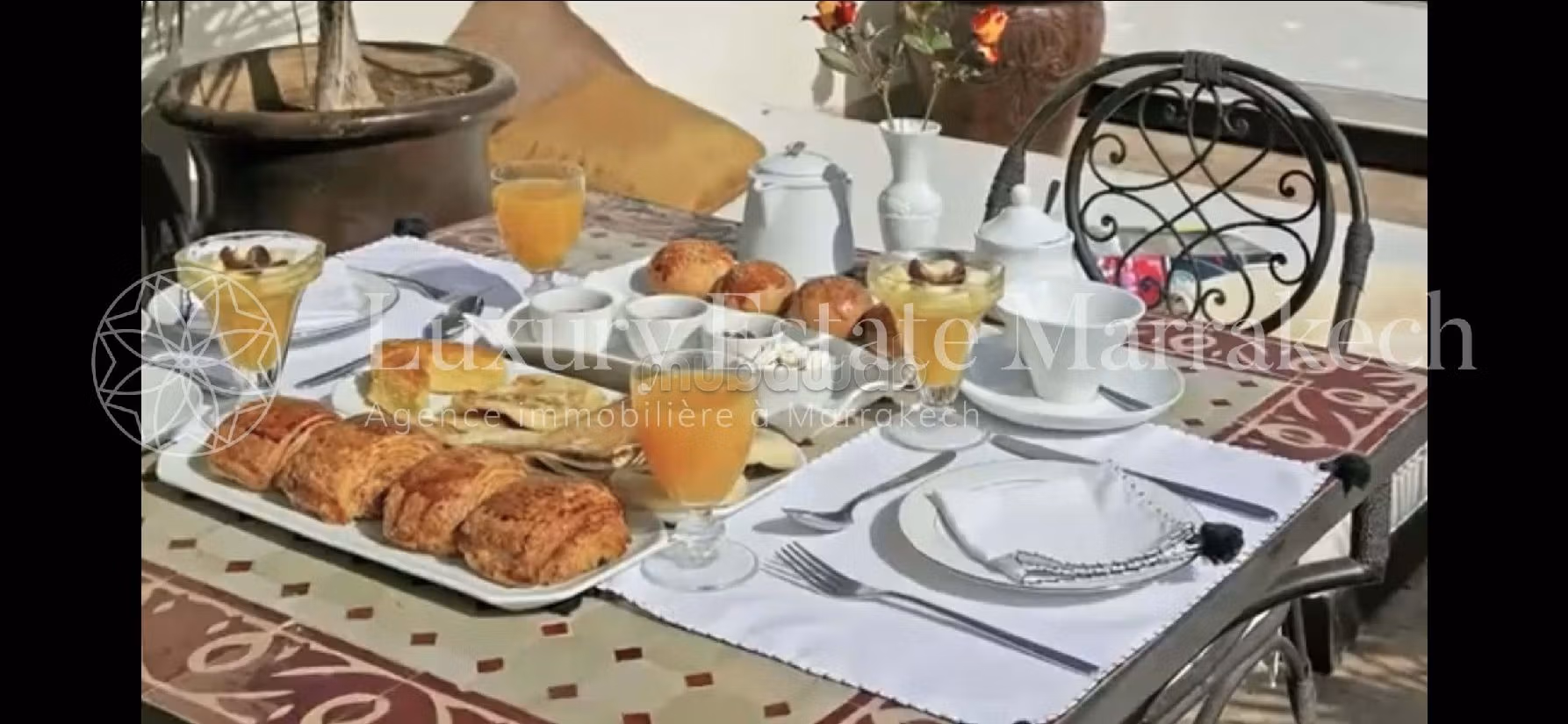 Superb riad for sale in Rahba Kedima. Small area 350 m². Usable fireplace, Large swimming pool. 