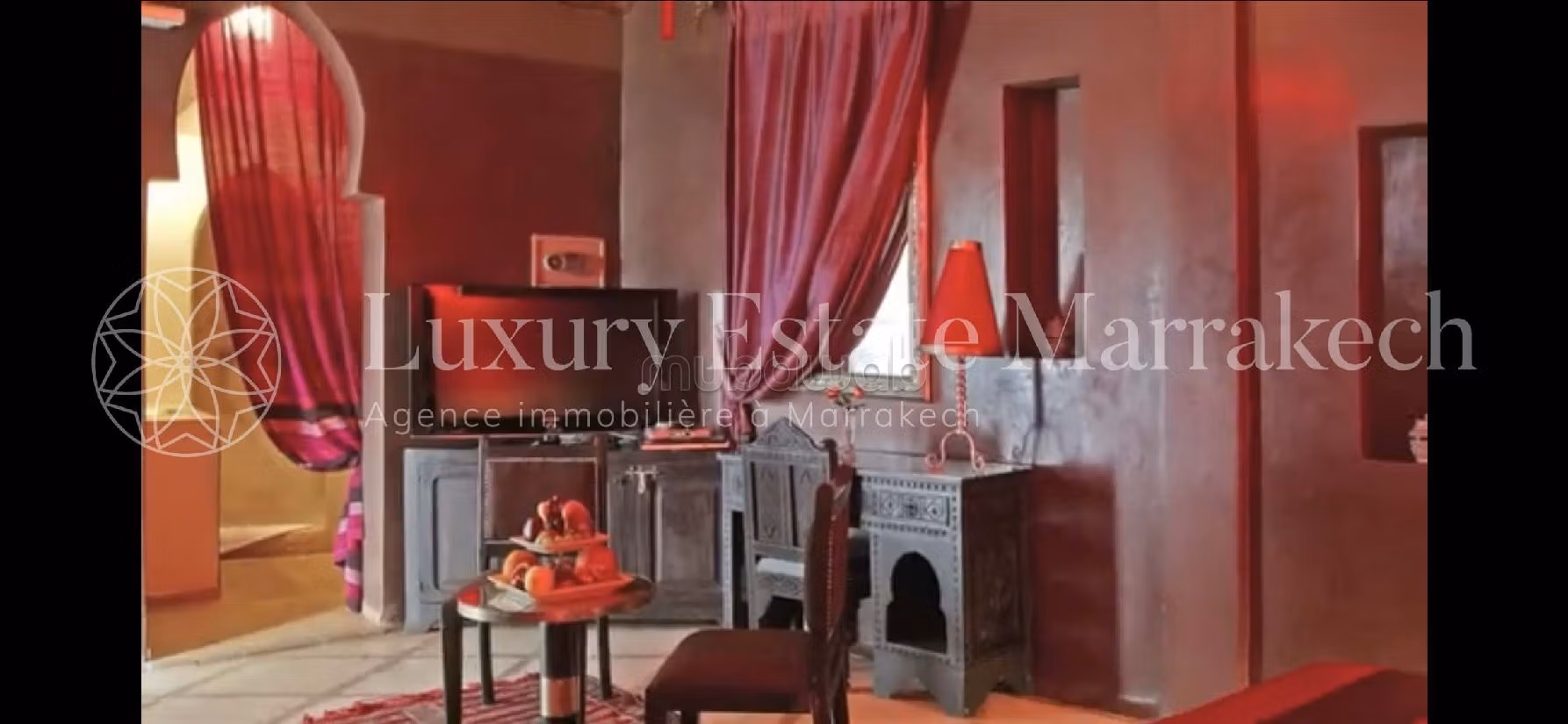 Superb riad for sale in Rahba Kedima. Small area 350 m². Usable fireplace, Large swimming pool. 