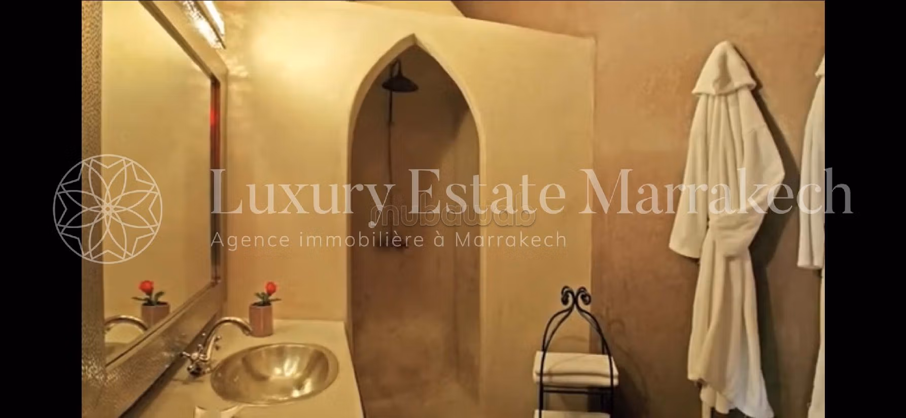 Superb riad for sale in Rahba Kedima. Small area 350 m². Usable fireplace, Large swimming pool. 