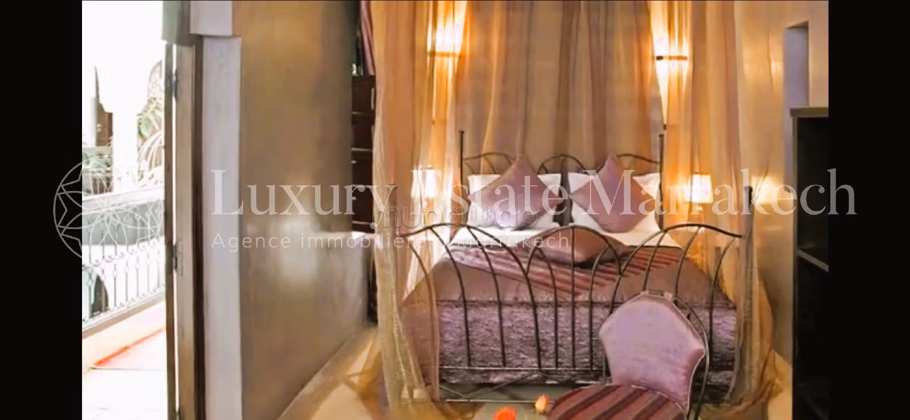 Superb riad for sale in Rahba Kedima. Small area 350 m². Usable fireplace, Large swimming pool. 