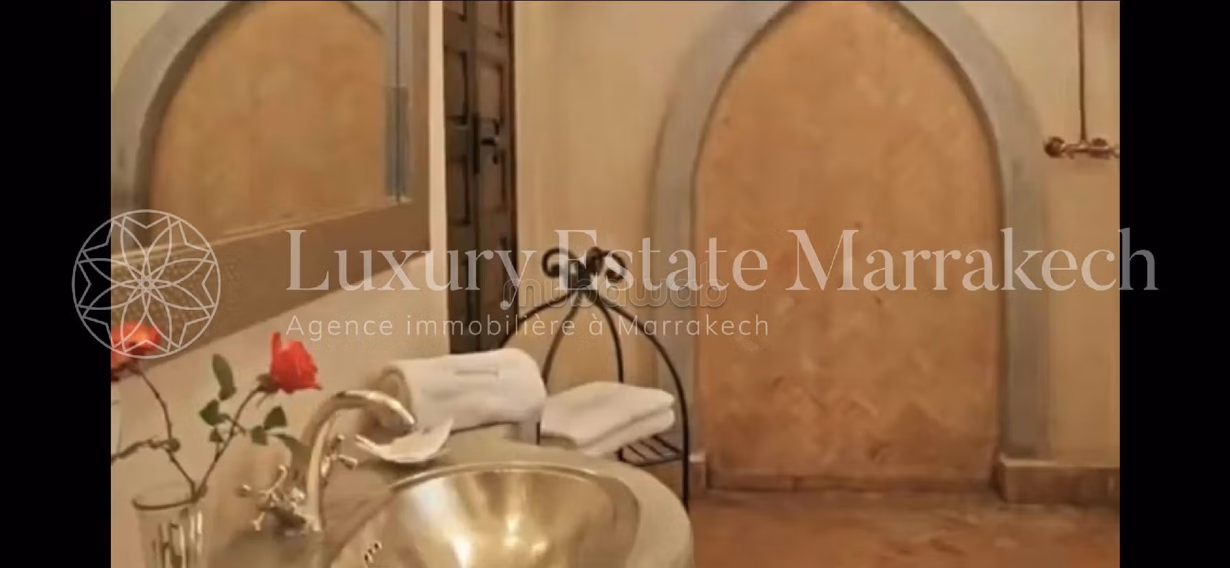 Superb riad for sale in Rahba Kedima. Small area 350 m². Usable fireplace, Large swimming pool. 