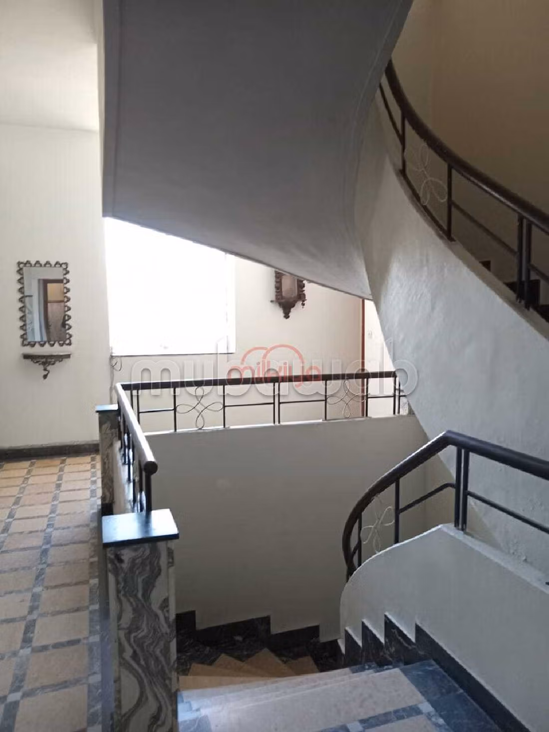 منزل فخم للبيع بمرس السلطان. 7 غرف جميلة. حديقة وشرفة