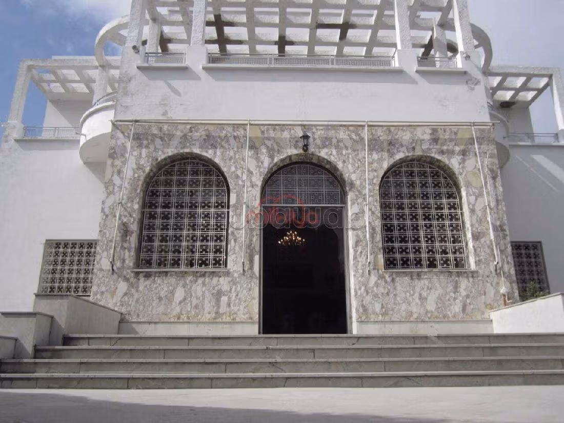 منزل فخم للبيع بمرس السلطان. 7 غرف جميلة. حديقة وشرفة