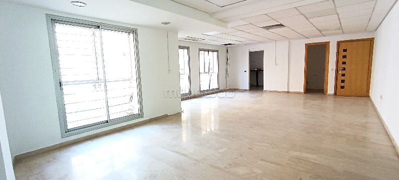 Offices for rent in Racine. Area 117 m². Lift and parking.