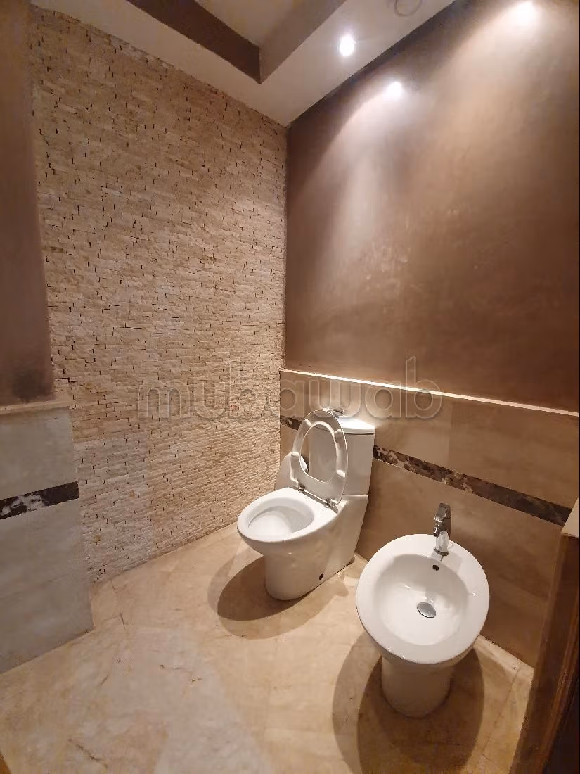 Fabulous villa for rent in Ain Diab. Area of 500 m². Double glazing and central heating. 