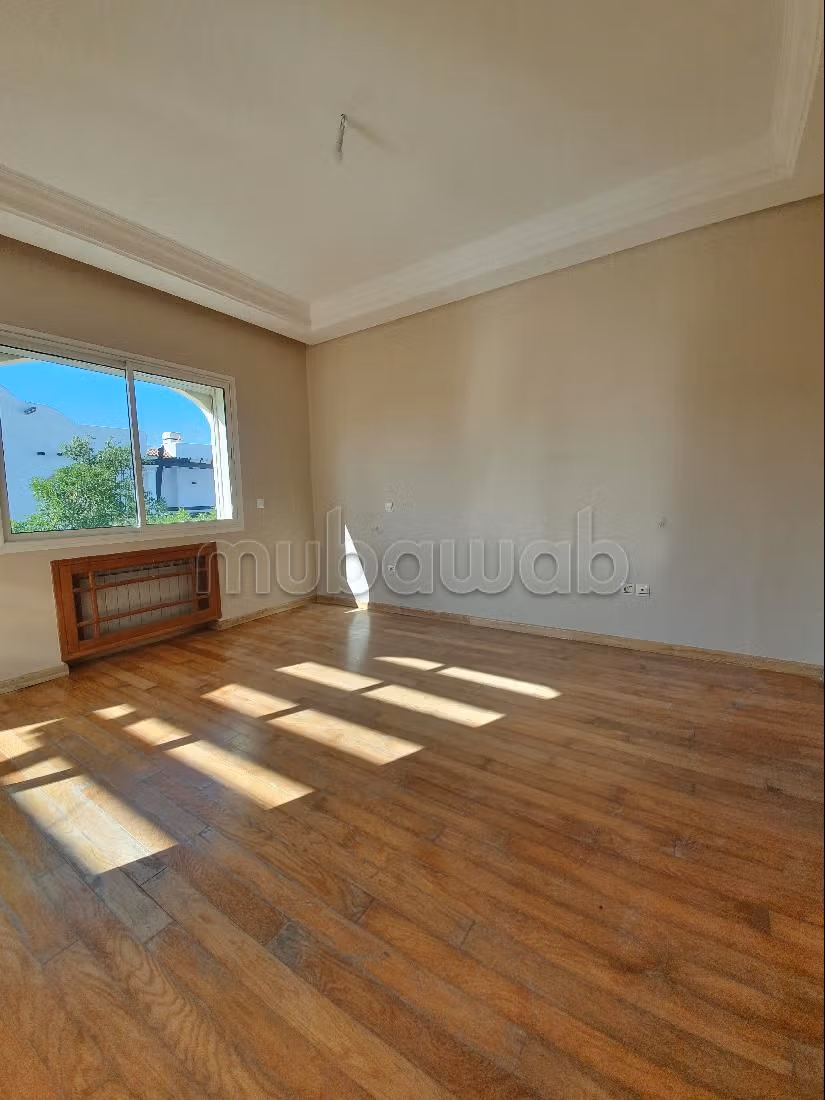 Fabulous villa for rent in Ain Diab. Area of 500 m². Double glazing and central heating. 