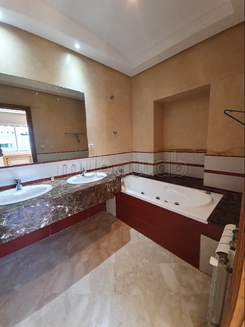 Fabulous villa for rent in Ain Diab. Area of 500 m². Double glazing and central heating. 