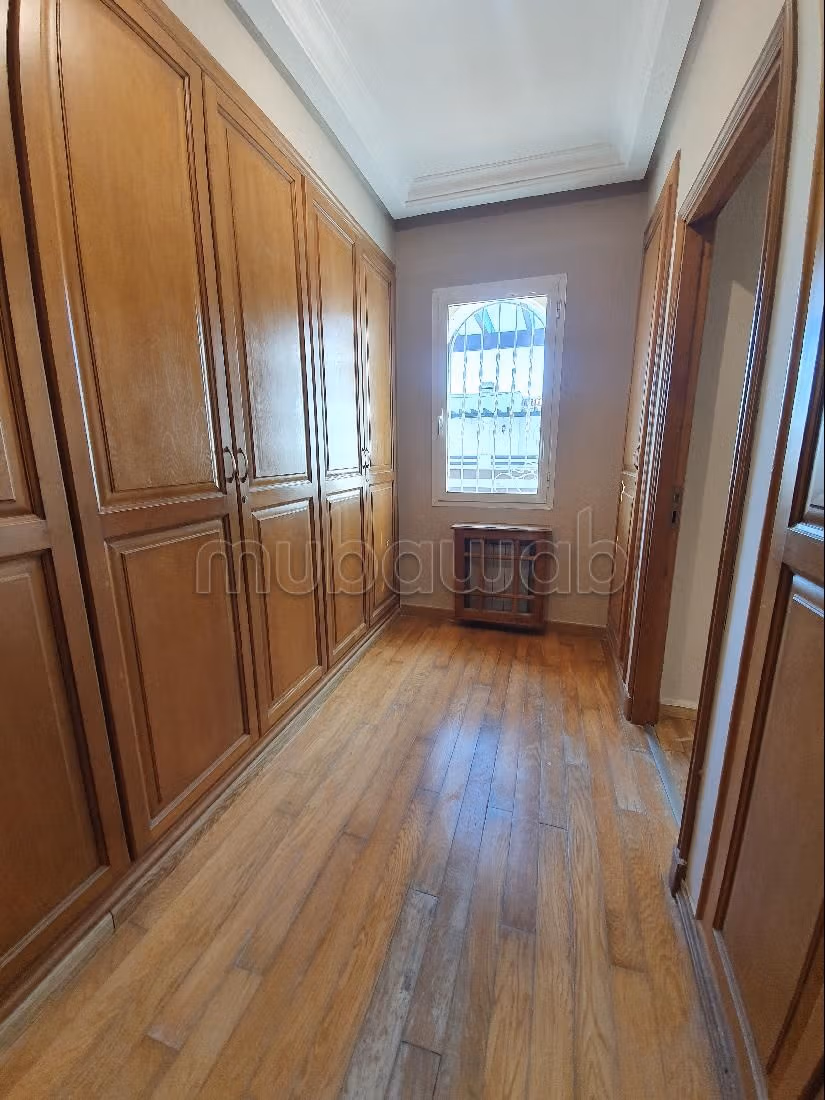 Fabulous villa for rent in Ain Diab. Area of 500 m². Double glazing and central heating. 
