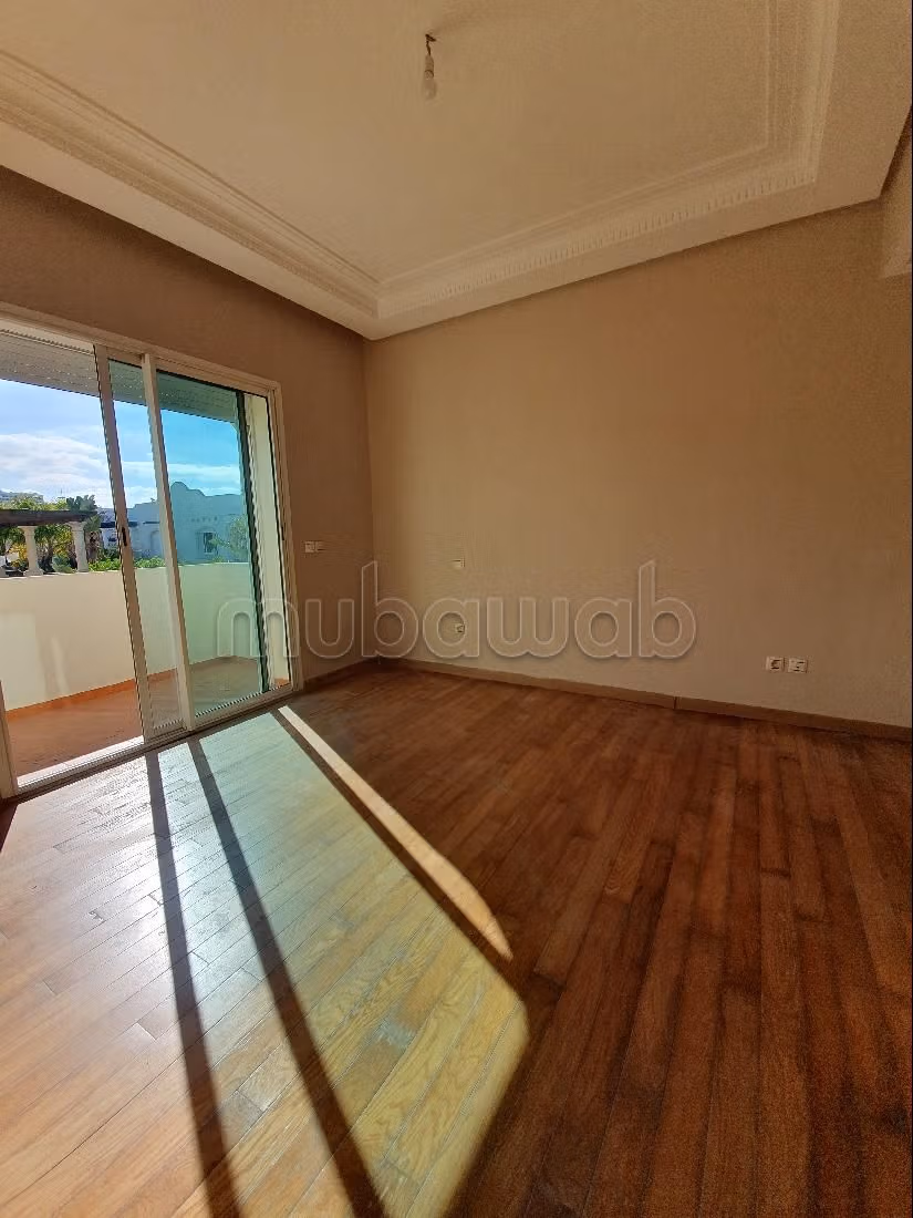 Fabulous villa for rent in Ain Diab. Area of 500 m². Double glazing and central heating. 
