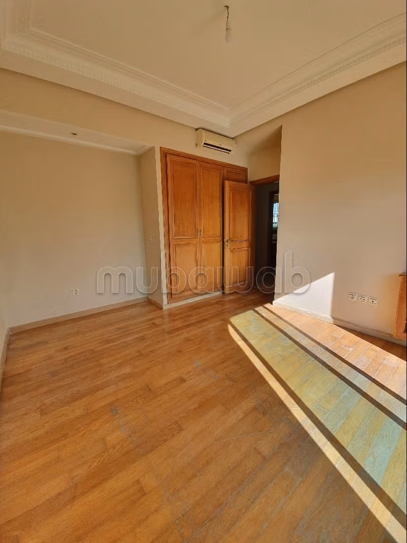 Fabulous villa for rent in Ain Diab. Area of 500 m². Double glazing and central heating. 
