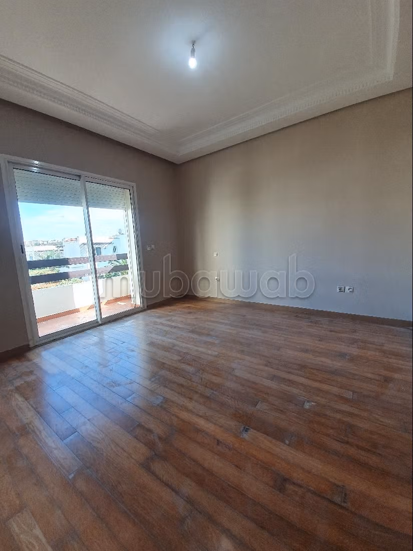 Fabulous villa for rent in Ain Diab. Area of 500 m². Double glazing and central heating. 