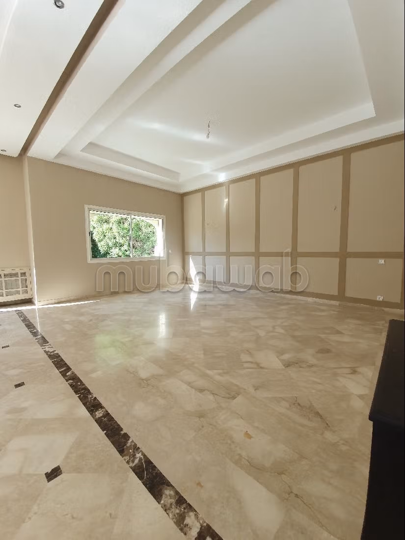 Fabulous villa for rent in Ain Diab. Area of 500 m². Double glazing and central heating. 