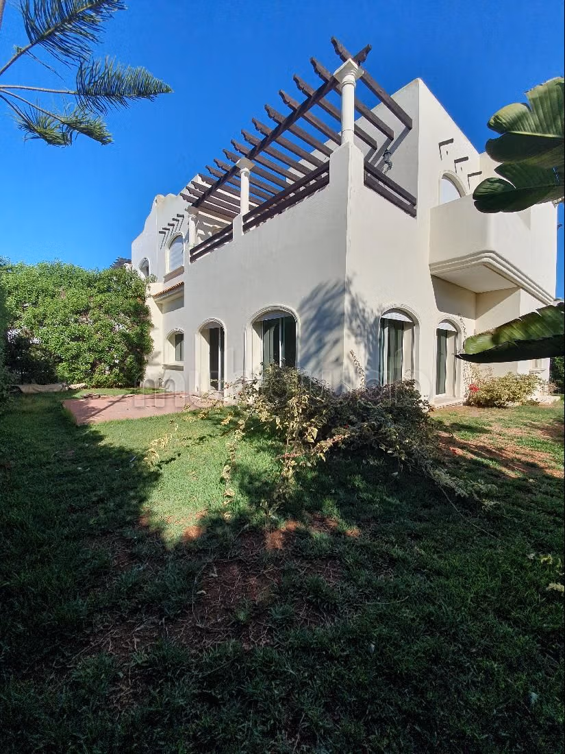 Fabulous villa for rent in Ain Diab. Area of 500 m². Double glazing and central heating. 