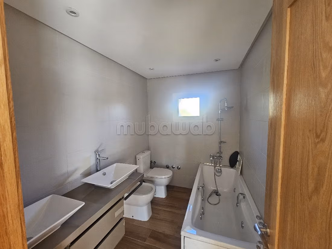 Villa's en luxe woningen beschikbaar. 5 Kamers. Verwarming