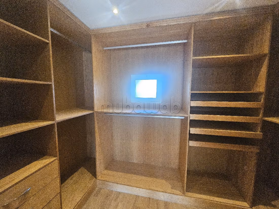 Villa's en luxe woningen beschikbaar. 5 Kamers. Verwarming