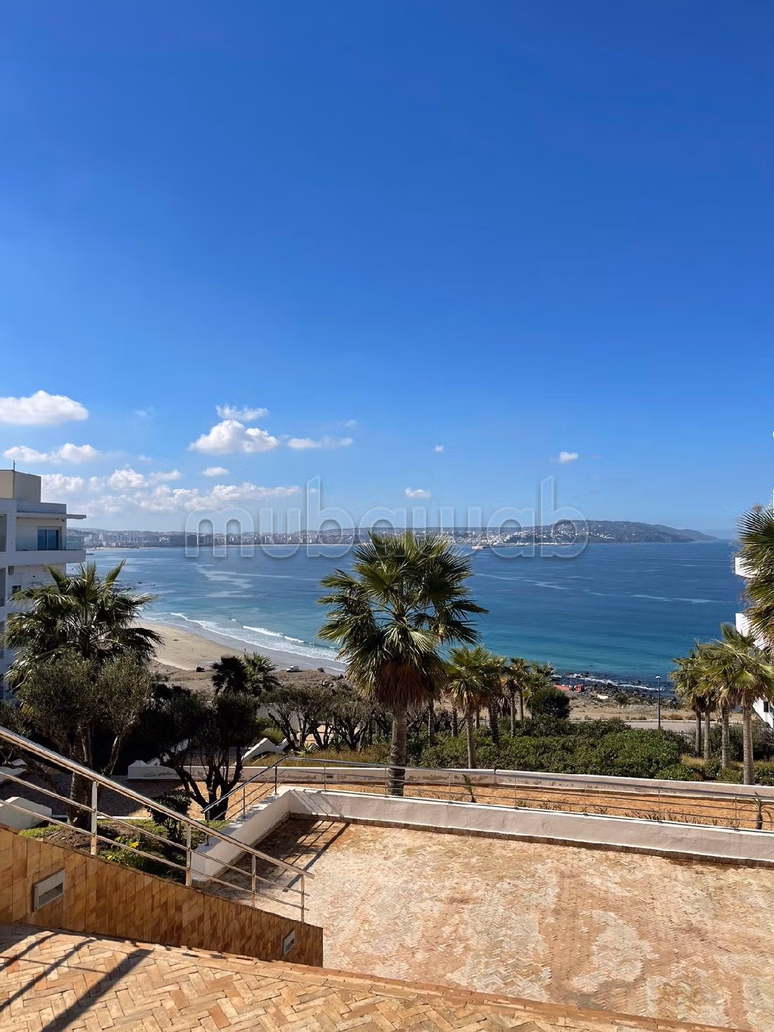 Encuentra un piso en alquiler en Malabata. Area 132 m². Mobiliario nuevo. 