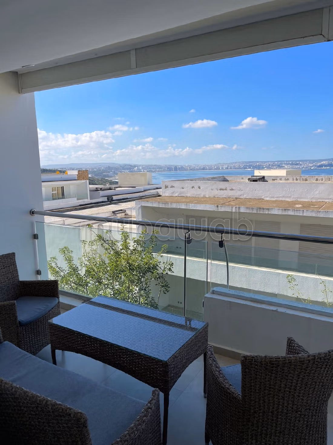 Encuentra un piso en alquiler en Malabata. Area 132 m². Mobiliario nuevo. 