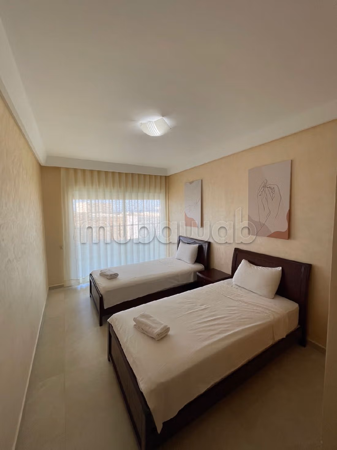 Encuentra un piso en alquiler en Malabata. Area 132 m². Mobiliario nuevo. 