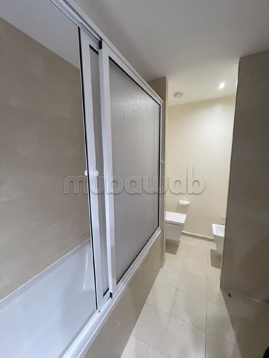 Encuentra un piso en alquiler en Malabata. Area 132 m². Mobiliario nuevo. 