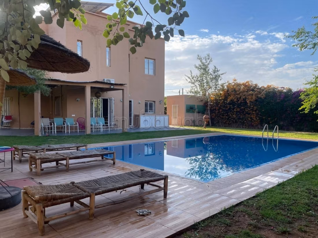 Beautiful villa with pool for sublease or sale