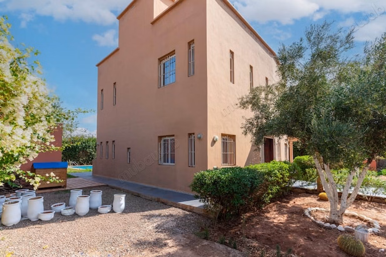 Hermosa villa con piscina en subarriendo o venta