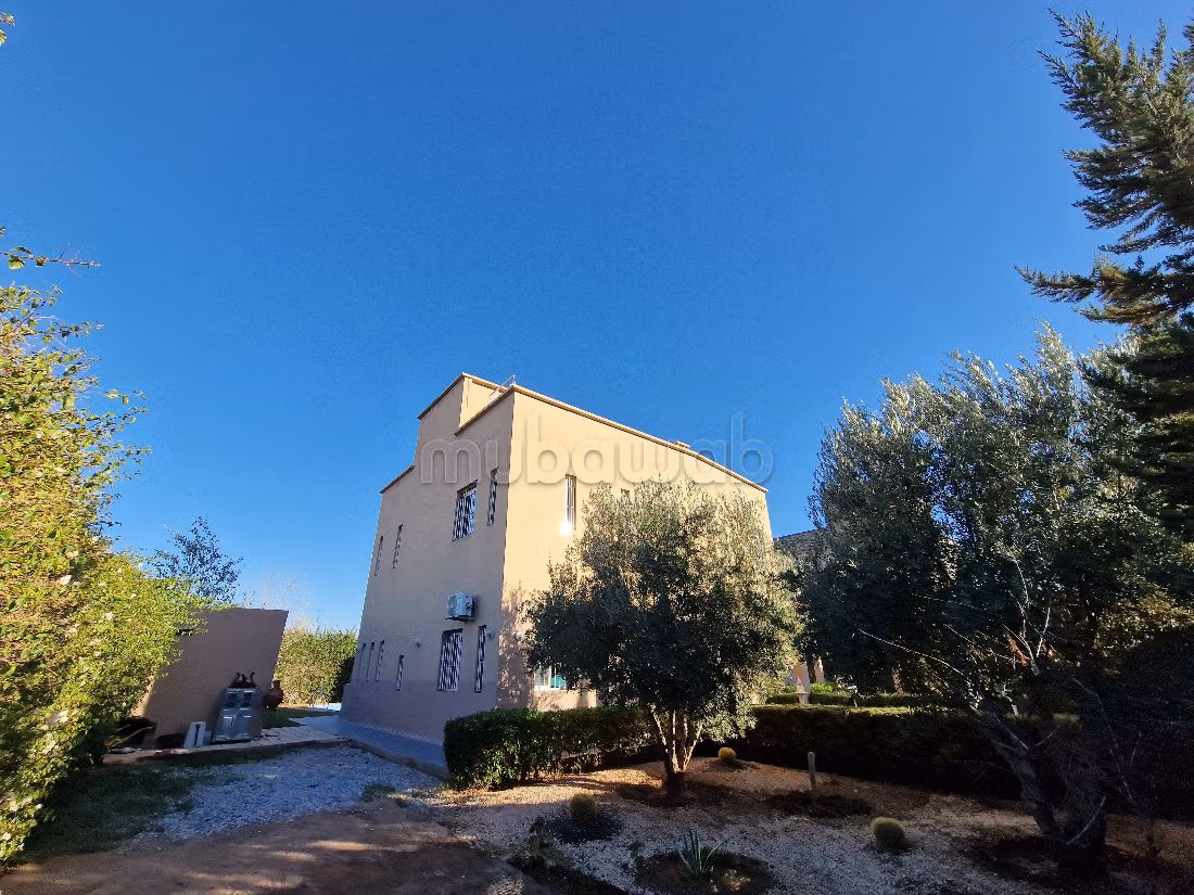 Beautiful villa with pool for sublease or sale