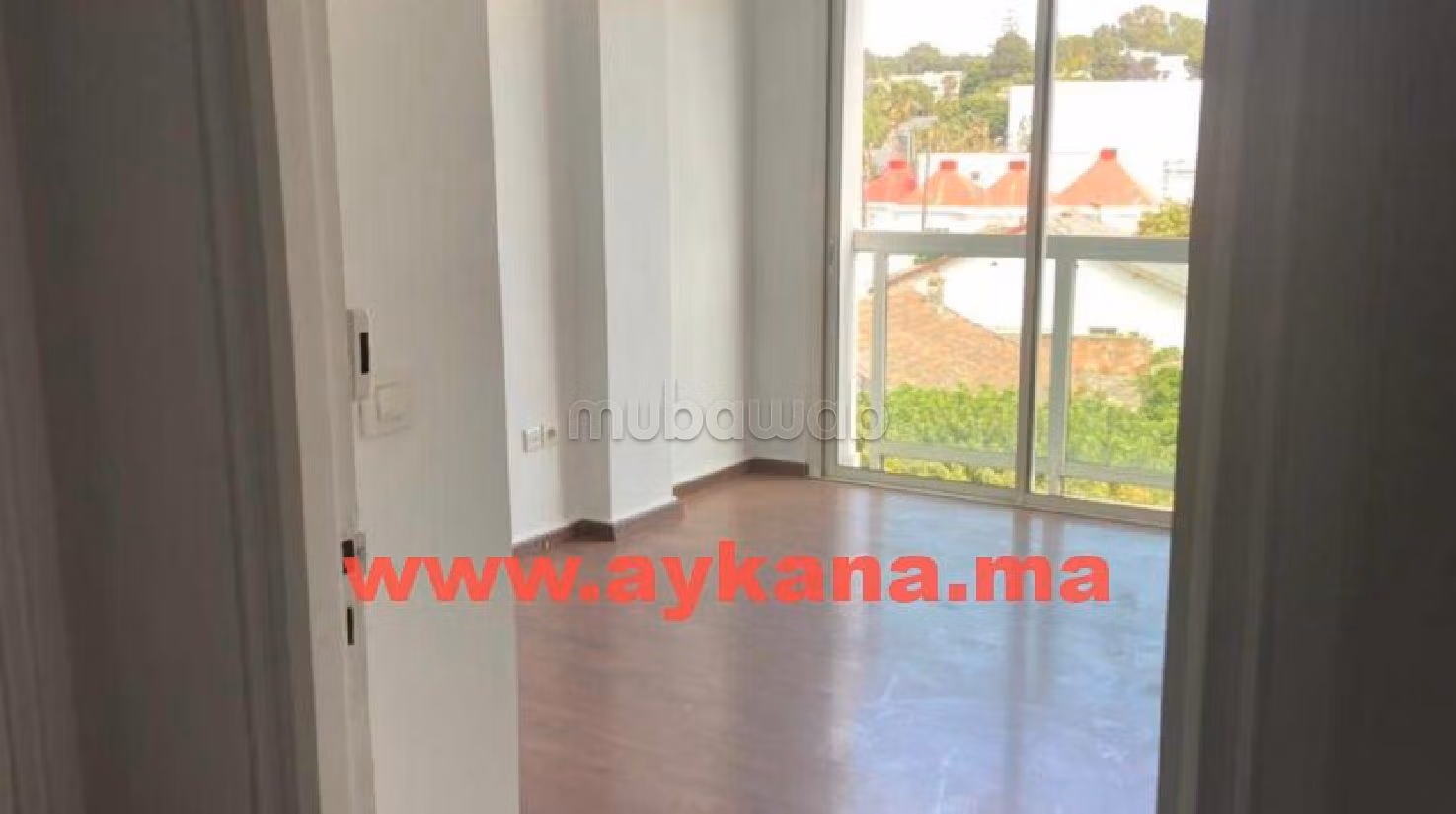 شقة رائعة للايجار باكدال. 6 قطع مريحة. مكان وقوف السيارات وشرفة. 