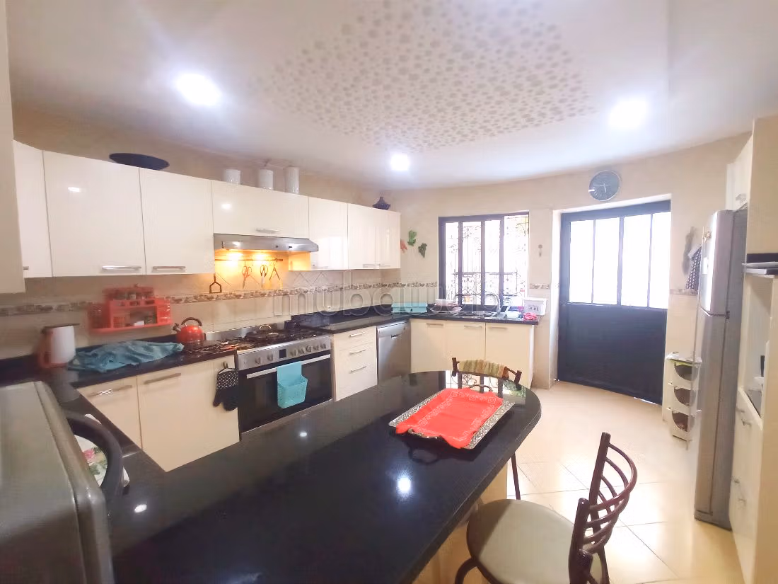 منزل فخم للبيع ب مصمودي. 7 قطع. صالون مغربي تقليدي ، إقامة آمنة