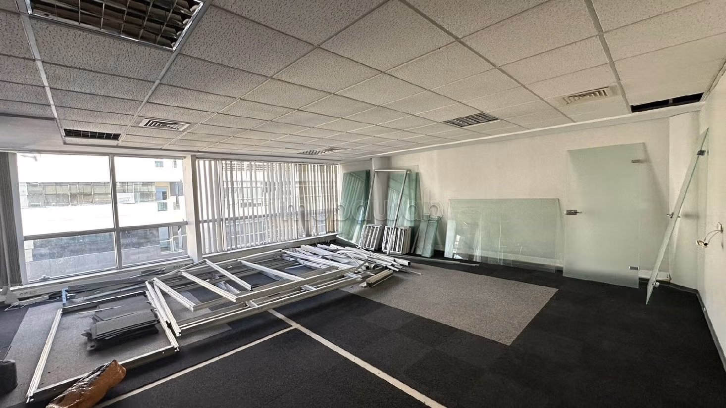 Ufficio disponibile in affitto a Palmier. Superficie 128 m². Porta blindata e riscaldamento centralizzato. 