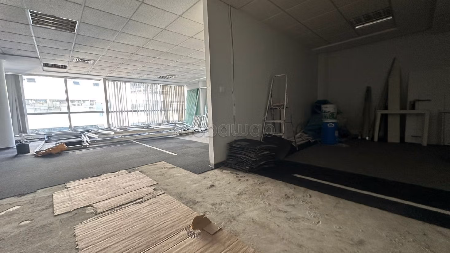 Ufficio disponibile in affitto a Palmier. Superficie 128 m². Porta blindata e riscaldamento centralizzato. 