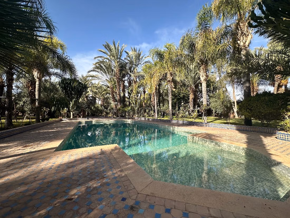 Luxury Villa for sale in Ennakhil (Palmeraie). 7 lovely rooms. Furnishings.