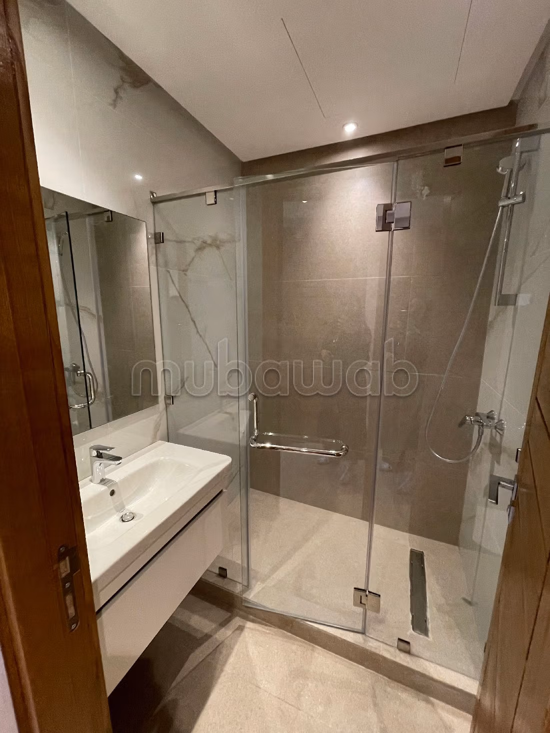 Appartementen huren. Oppervlakte 140 m². Dubbel glas, verwarming.