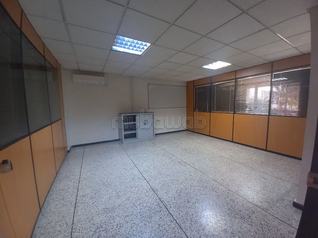 Comodo ufficio in affitto a Palmier. Superficie 483 m². Impianto di aria condizionata e servizio di conciergerie. 