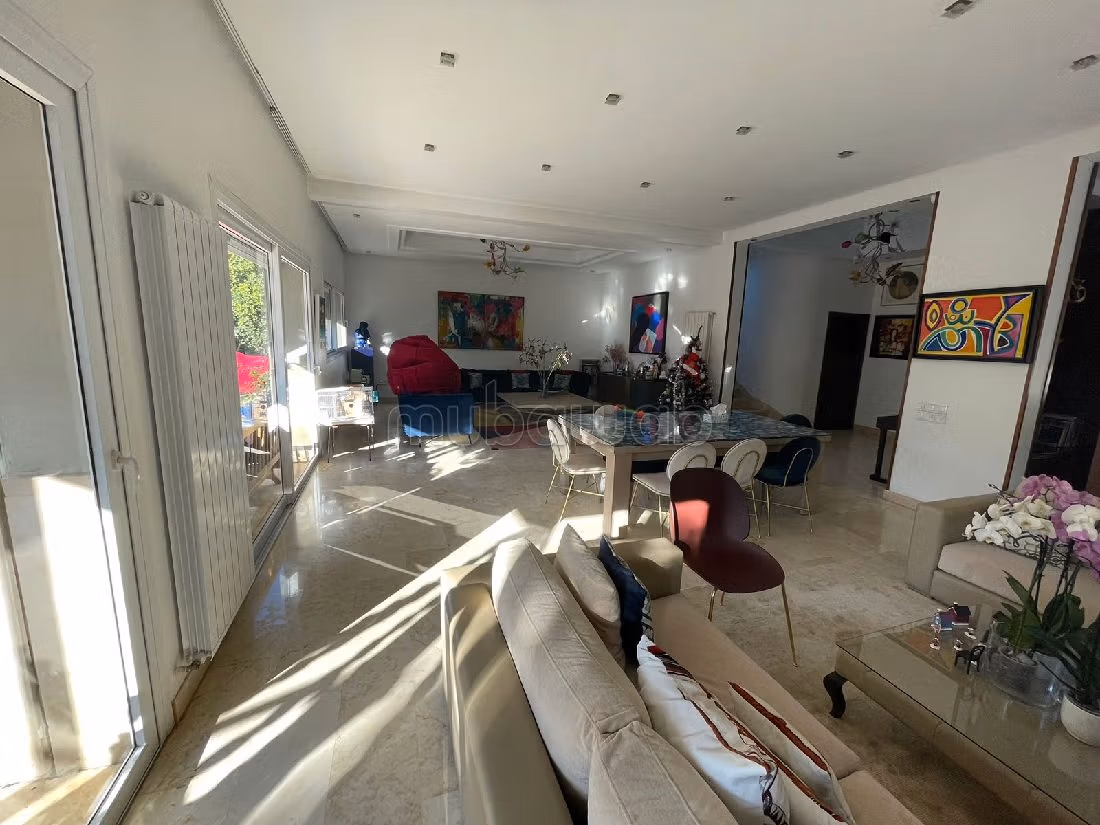 Magnifica casa di lusso in affitto. 8 ampi locali. Terrazzo e giardino.