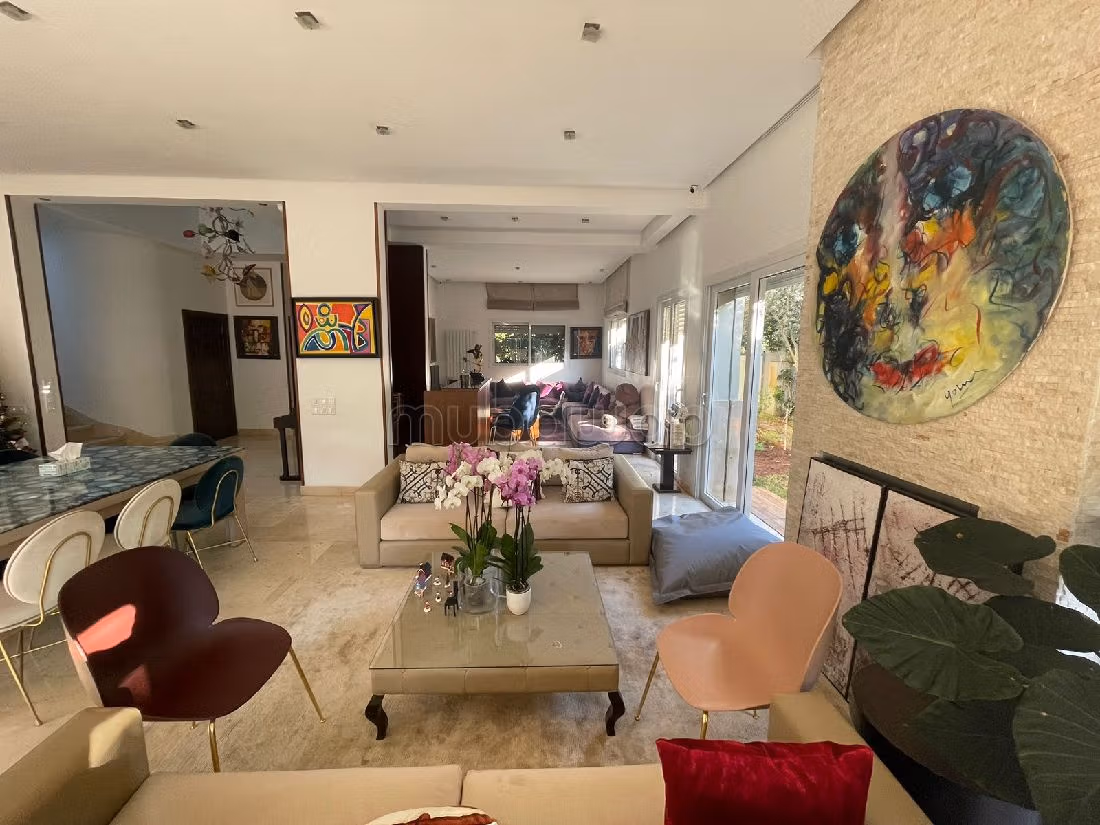 Magnifica casa di lusso in affitto. 8 ampi locali. Terrazzo e giardino.