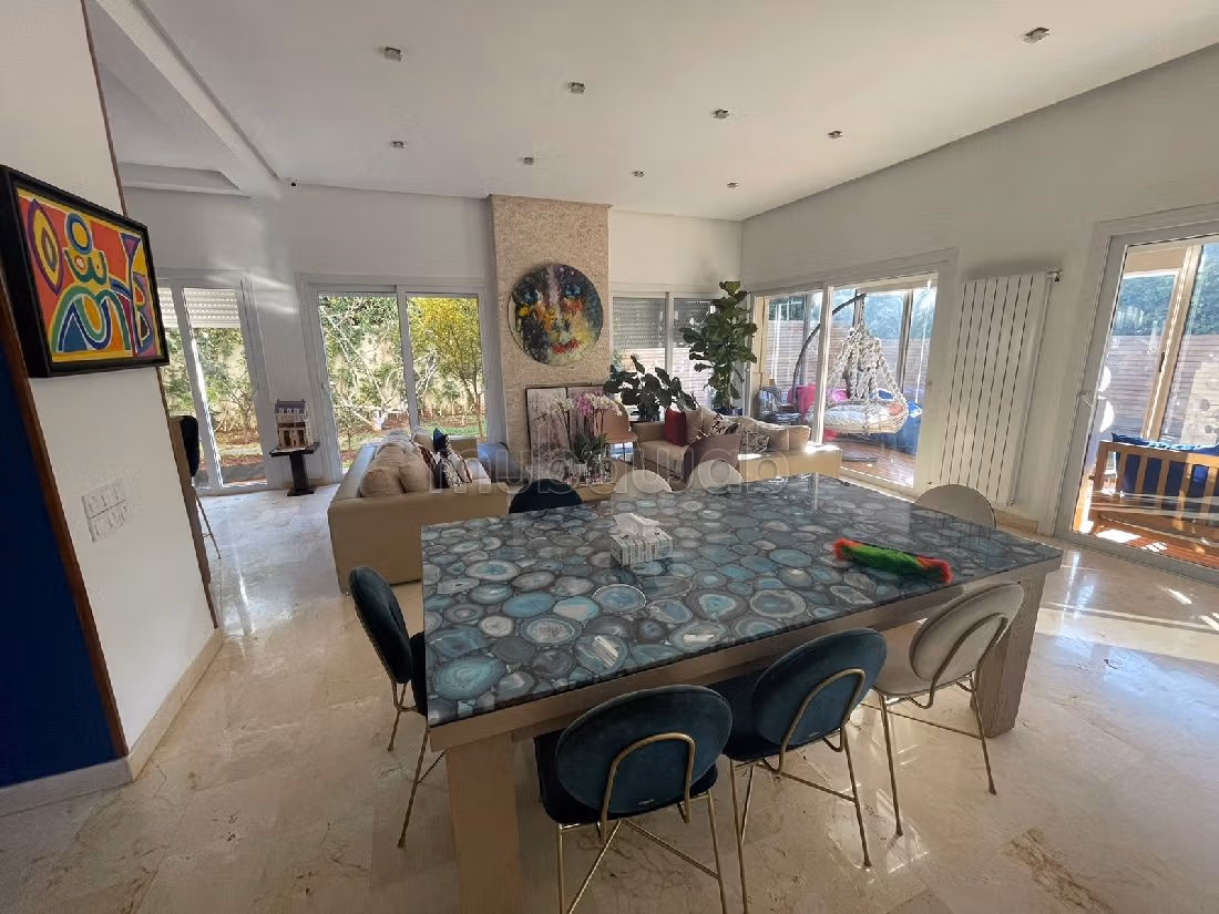 Magnifica casa di lusso in affitto. 8 ampi locali. Terrazzo e giardino.