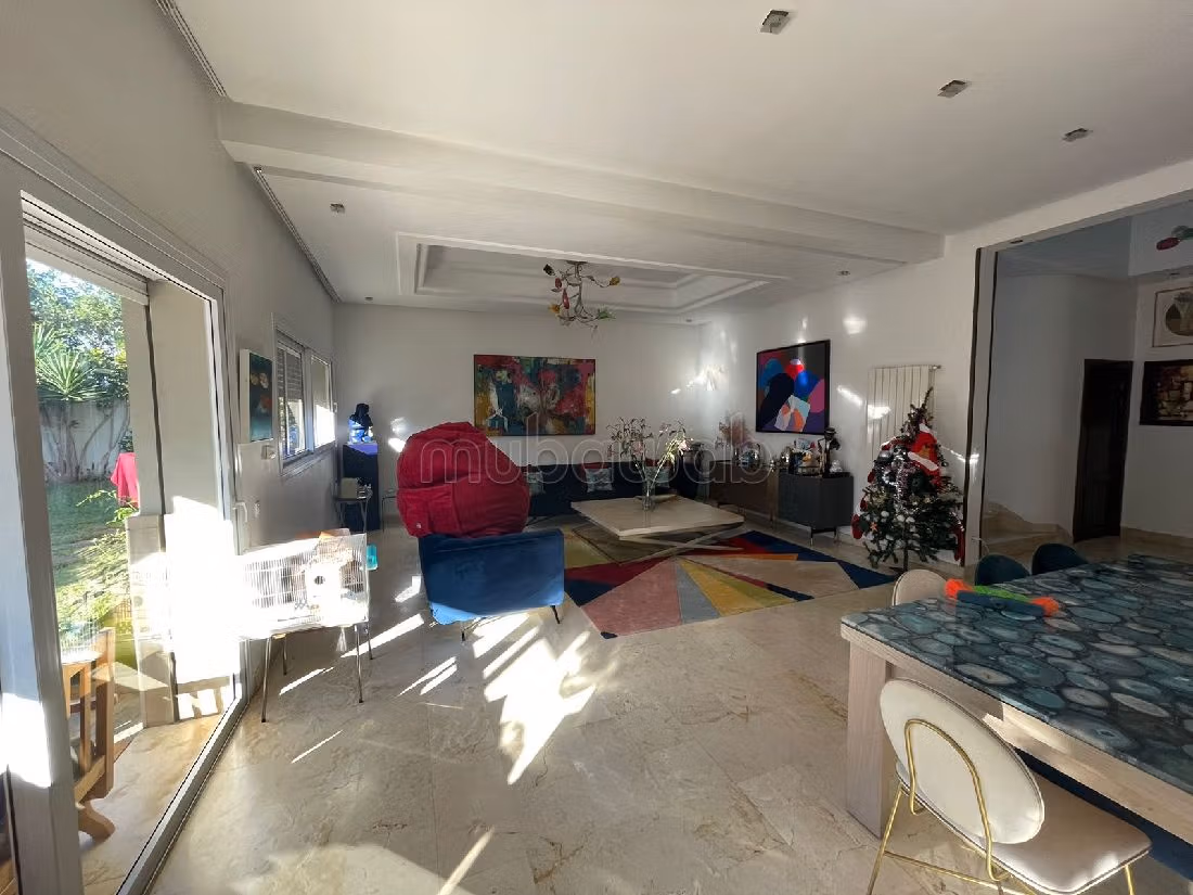 Magnifica casa di lusso in affitto. 8 ampi locali. Terrazzo e giardino.