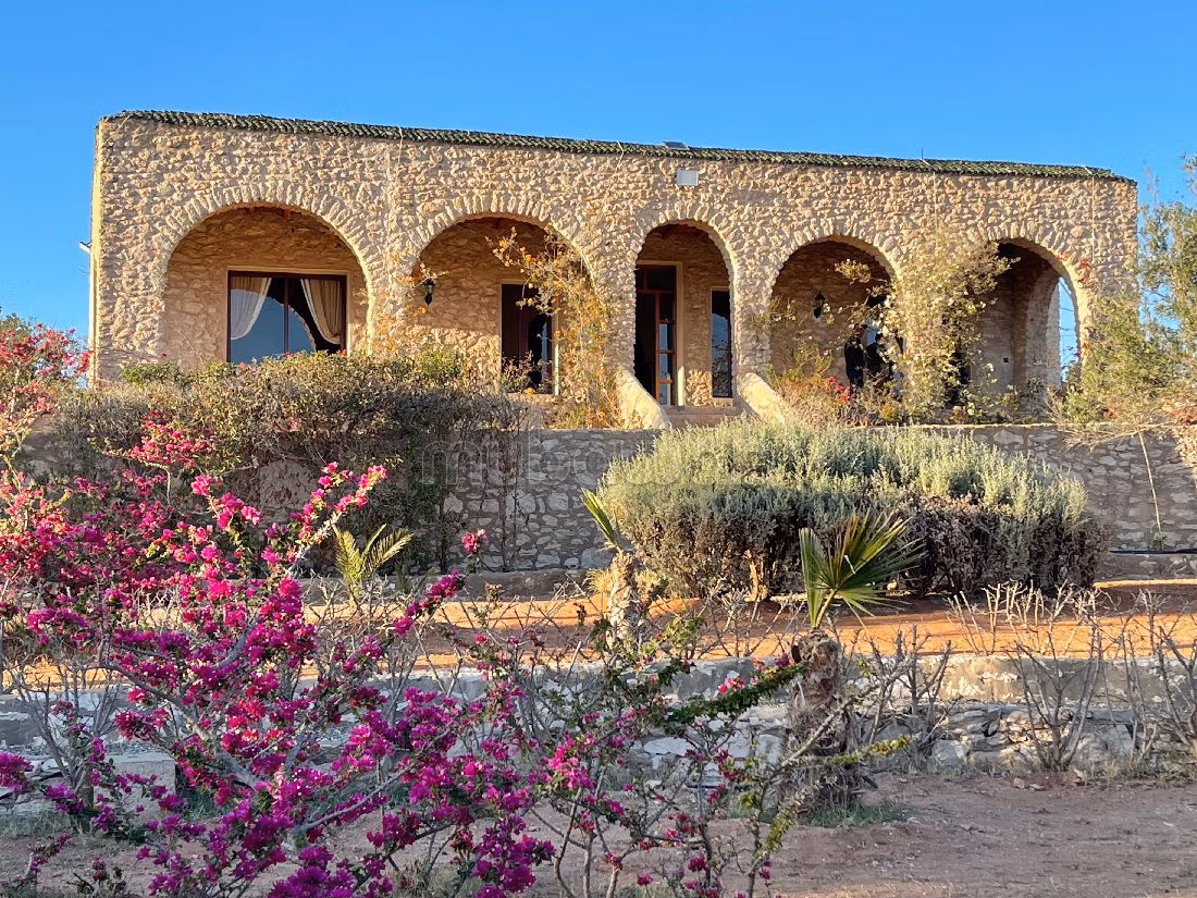 Somptueuse maison à vendre à Arrière Pays. Superficie 3600 m². AVNA Définitive