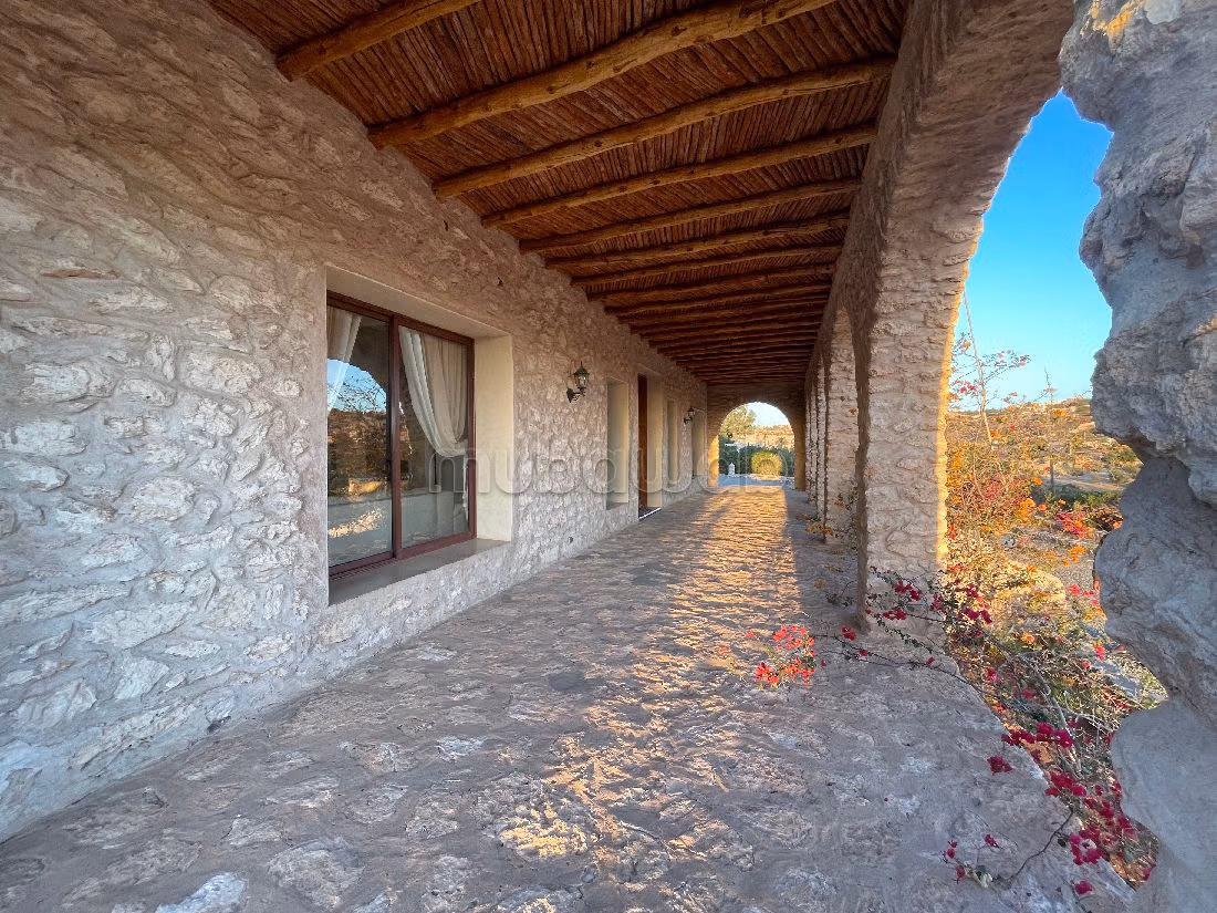 Somptueuse maison à vendre à Arrière Pays. Superficie 3600 m². AVNA Définitive