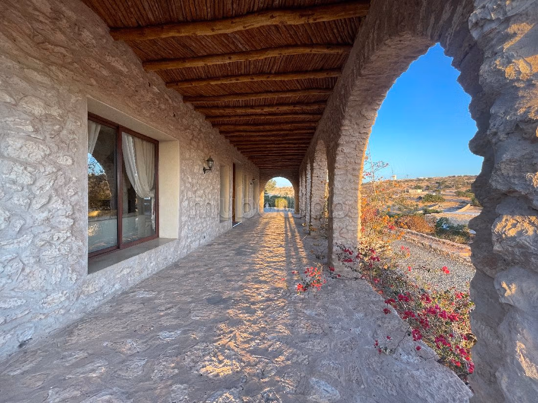 Somptueuse maison à vendre à Arrière Pays. Superficie 3600 m². AVNA Définitive