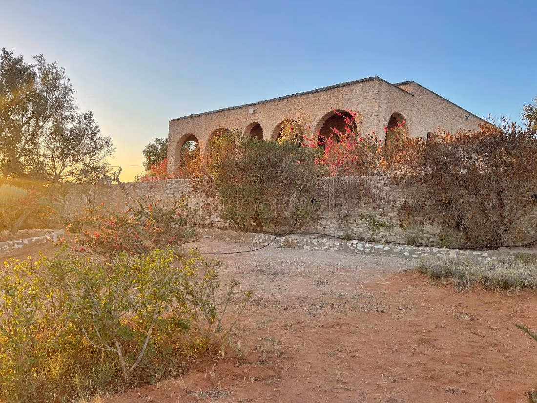 Somptueuse maison à vendre à Arrière Pays. Superficie 3600 m². AVNA Définitive