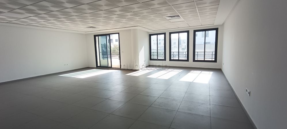 Offices for rent in Oasis. Area of 77 m². With garage and lift