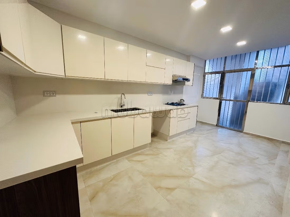 Splendido appartamento in affitto a Maârif. Superficie totale 130 m². Ascensore. 