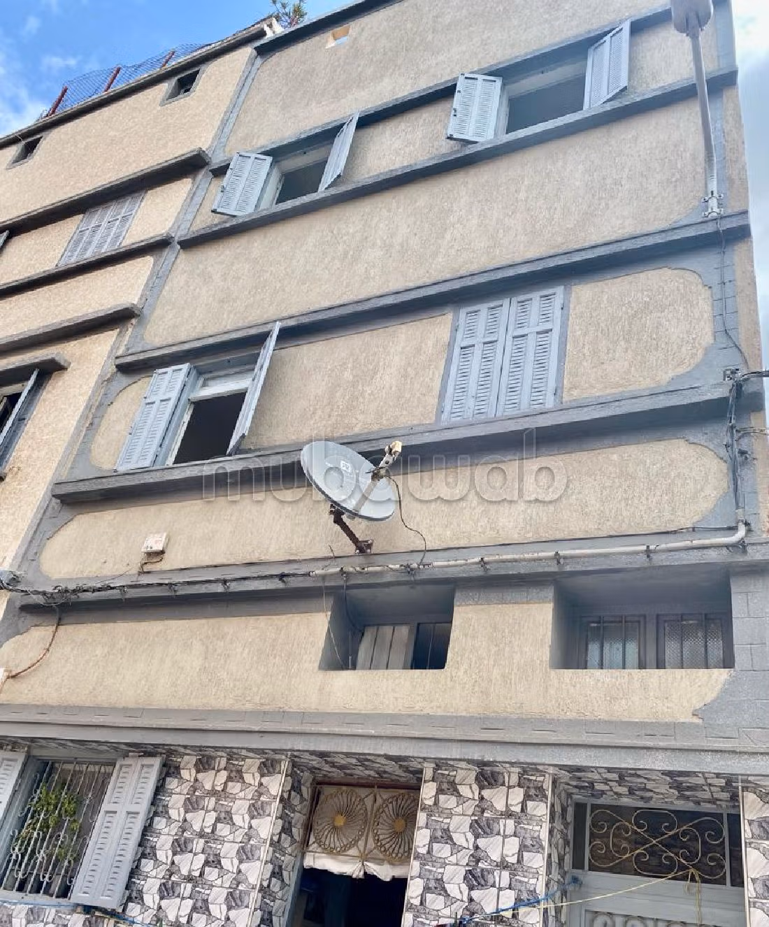 Bellissima casa in vendita a Jamila 3. 12 locali spaziosi. Terrazzo. 