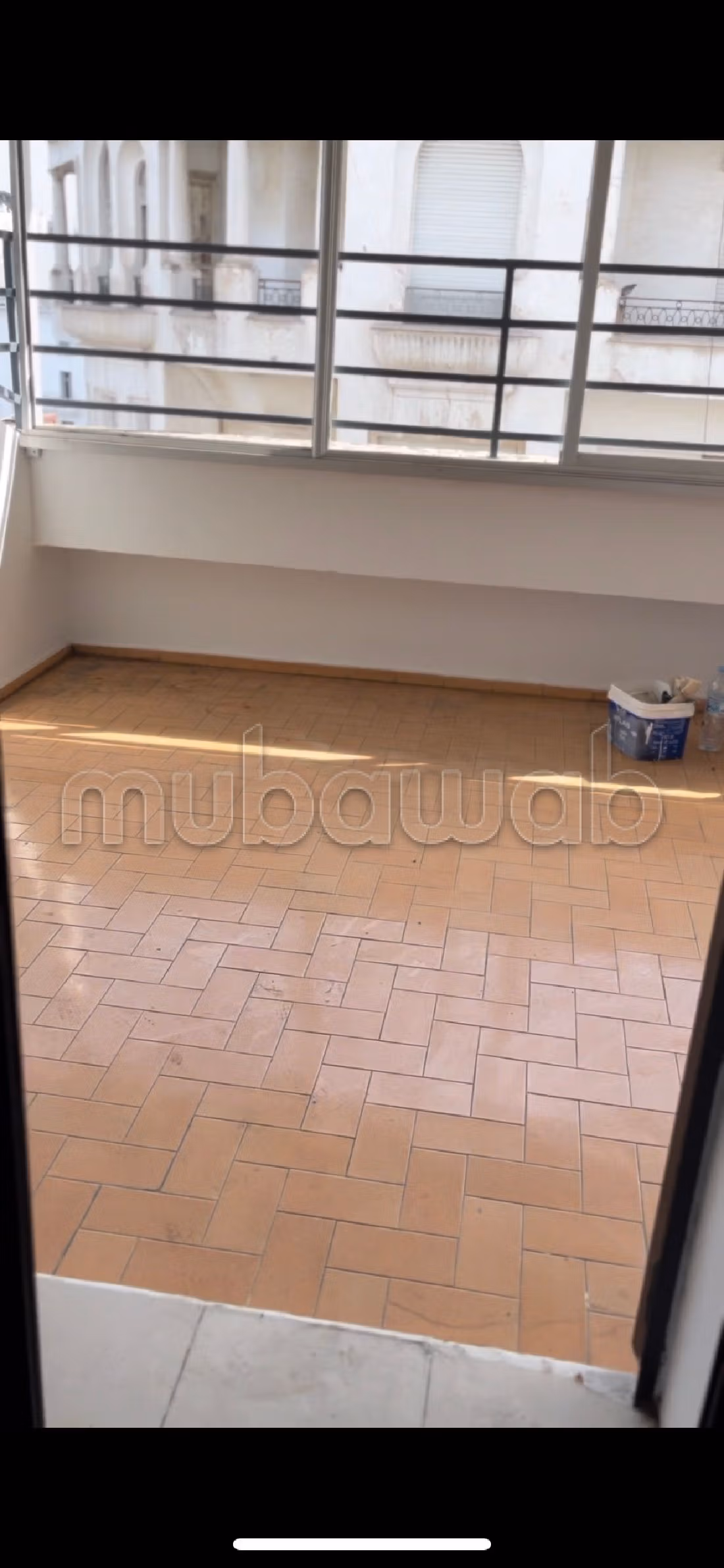 عقارت تجارية للكراء بوسط المدينة. المساحة الإجمالية 142 م². مع مصعد وشرفة.